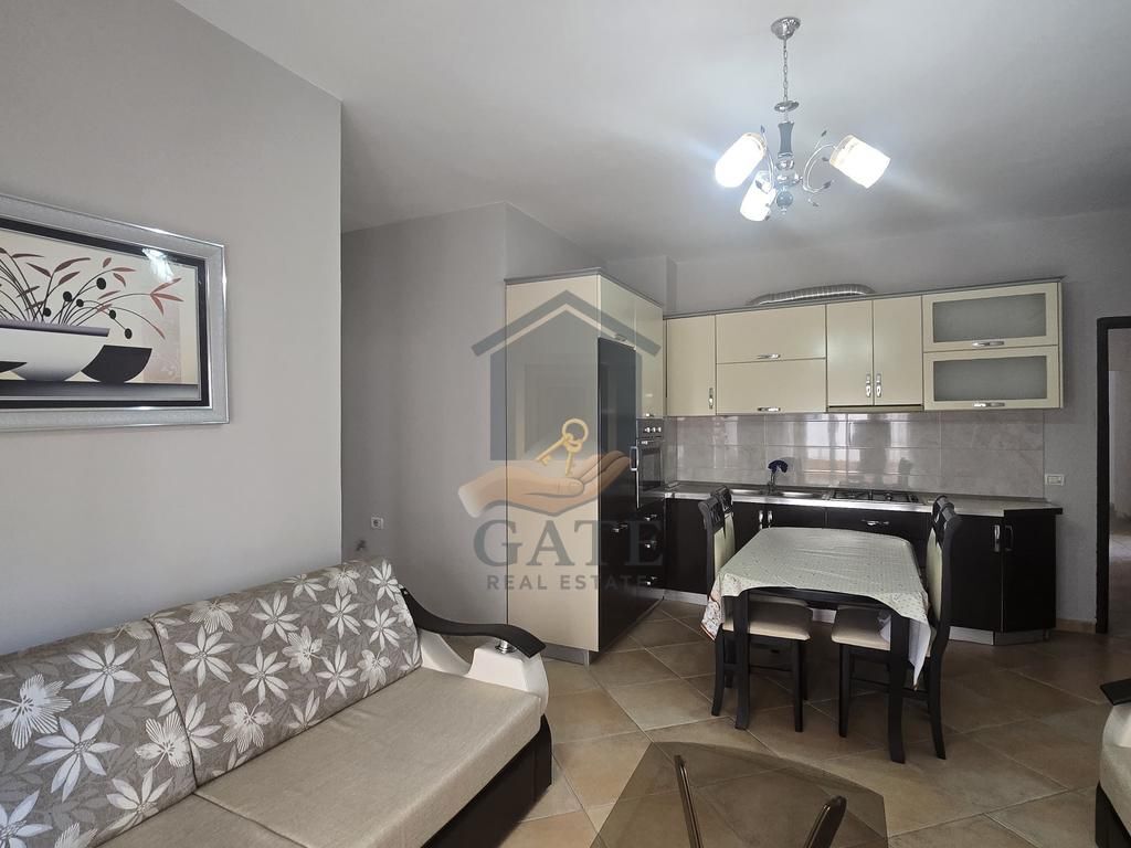 Jepet me qera apartament 1+1 ne shkembin e kavajes