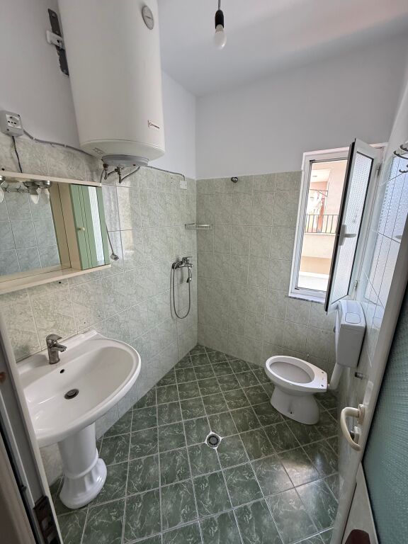 Jepet Me Qera Apartament 2+1 , Uje,Drita Te Perfshira Ne Cmim!