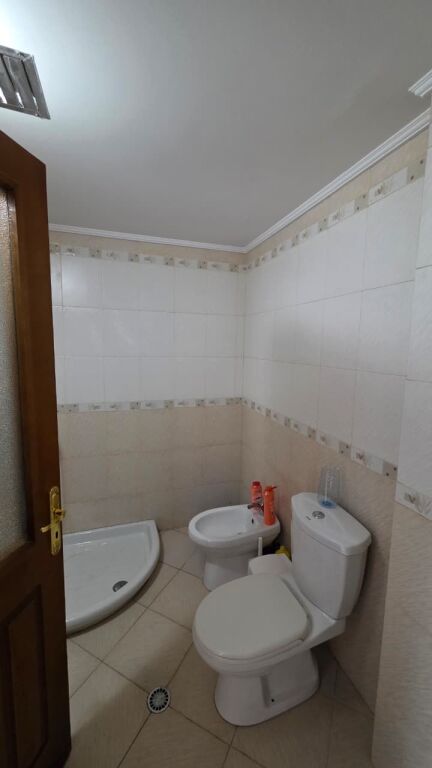🏡 APARTAMENT 3+1+2 ME QIRA – QENDËR, VLORË