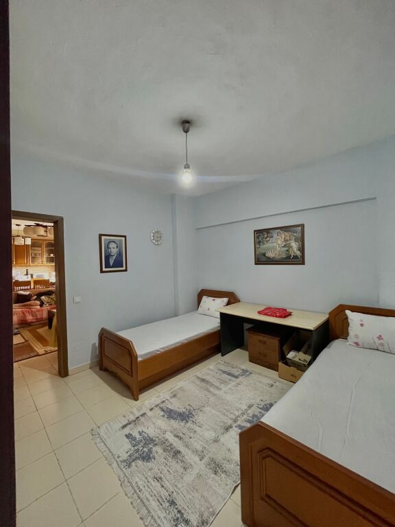 Shtepi me qera ( Komuna Parisit perball Kika 2)