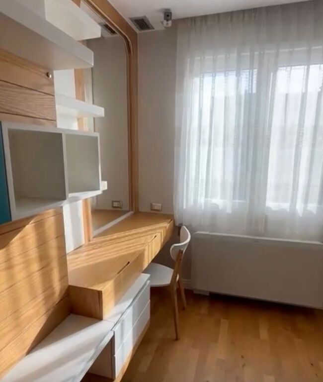Apartament 3+1+ 2 Poste Parkimi tek Komuna prane Kristalit!
