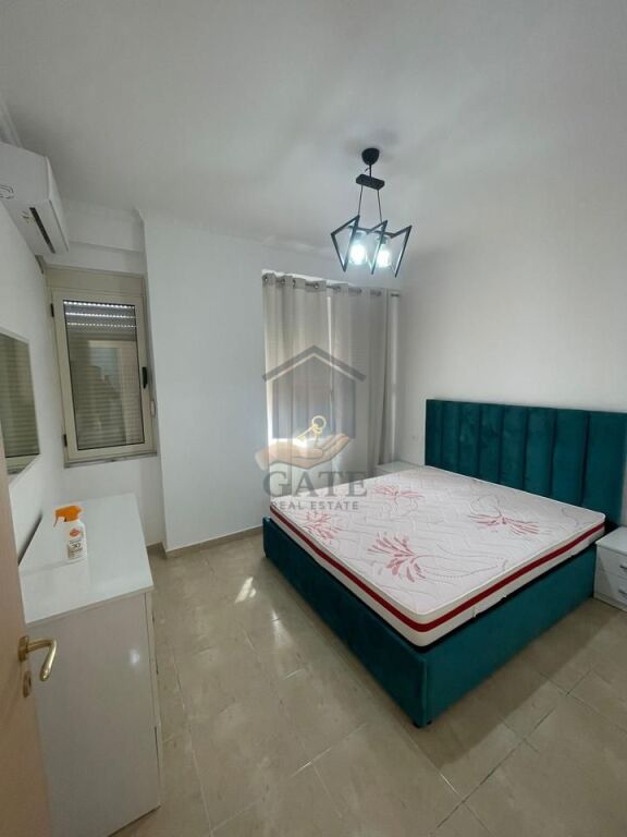 Jepet me qira apartament 1+1 me verandë në Kompleksin Rrotondo, përballë Policisë në zonën e Plepave.