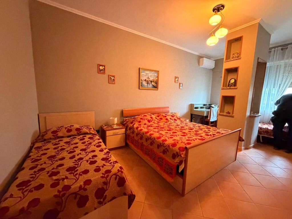 SHITEN 2 APARTAMENTE + SUPER VERANDË ME PAMJE DETI + GARAZH I MBYLLUR