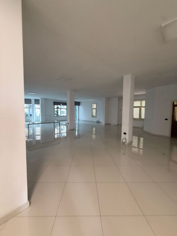 GODINË 5-KATËSHE ME QERA “LAPRAK” 15.000 EURO