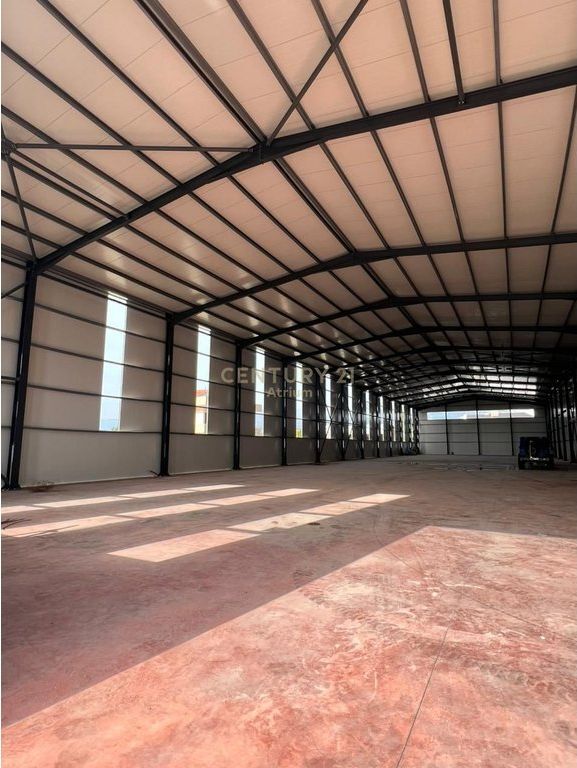 Industrial Warehouse for Rent, Large Space  Functional Yard