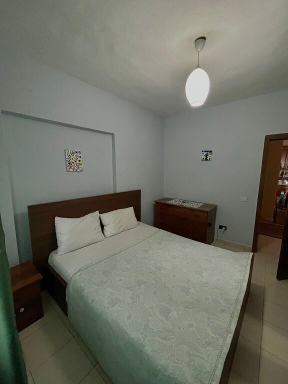 Shtepi me qera ( Komuna Parisit perball Kika 2)