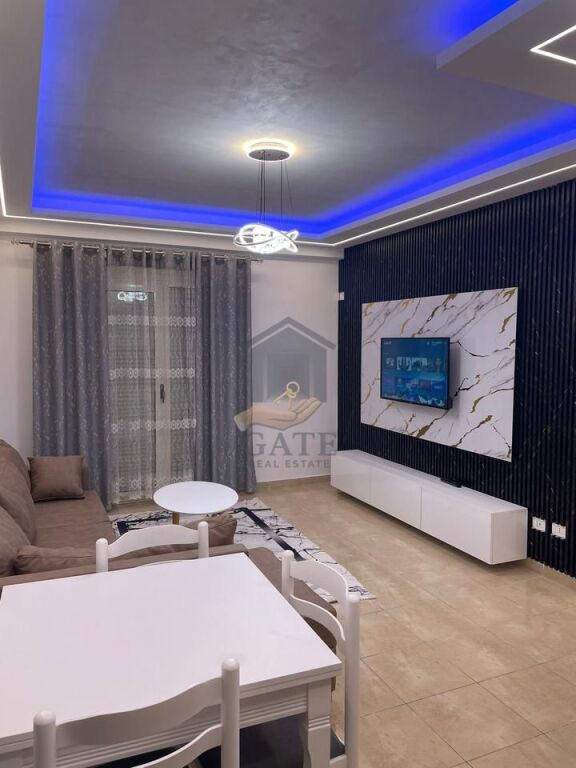 Jepet me qira apartament 1+1 me verandë në Kompleksin Rrotondo, përballë Policisë në zonën e Plepave.