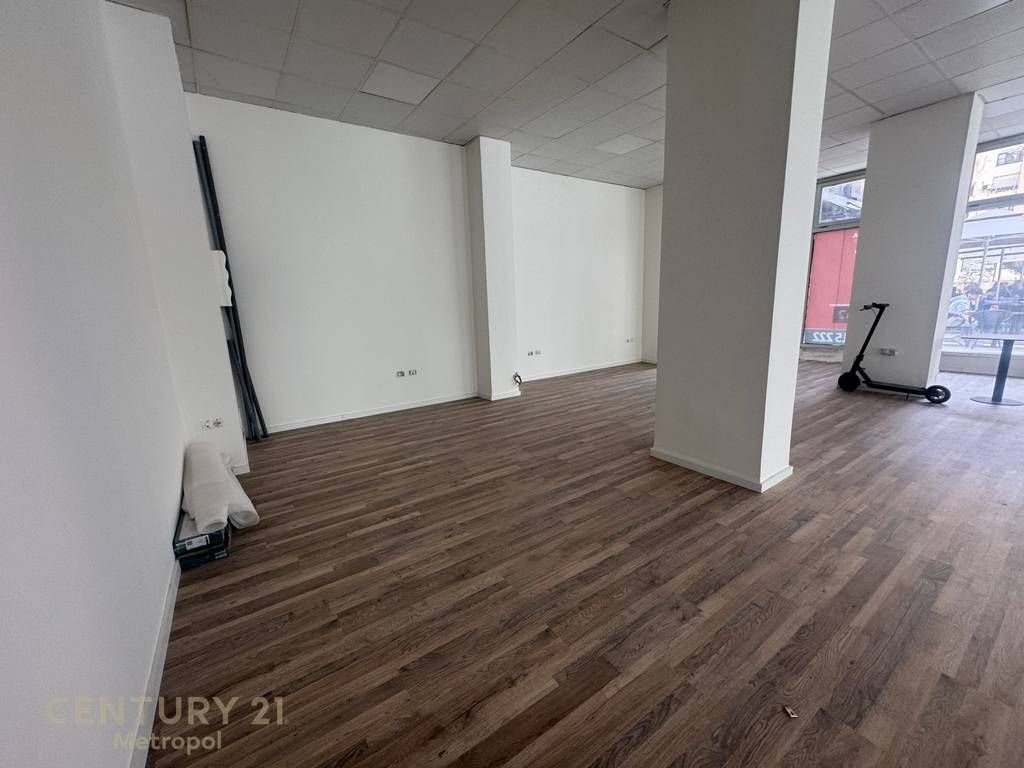 AMBIENT PER QIRA , ISH STACIONI TRENIT!