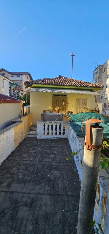 Shitet vile 2 kateshe bashk me 2 dydane prane Gjykates Durres