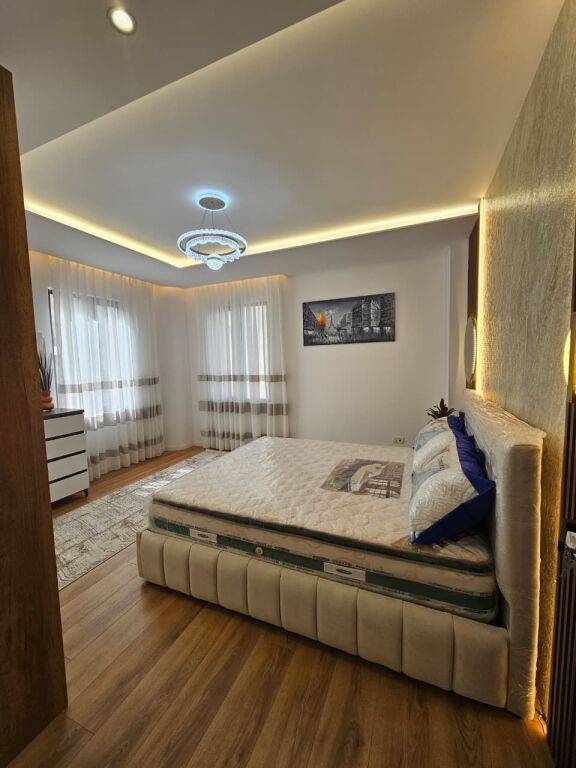 Shitet apartament 2+1+2 tek Pallati me Shigjeta