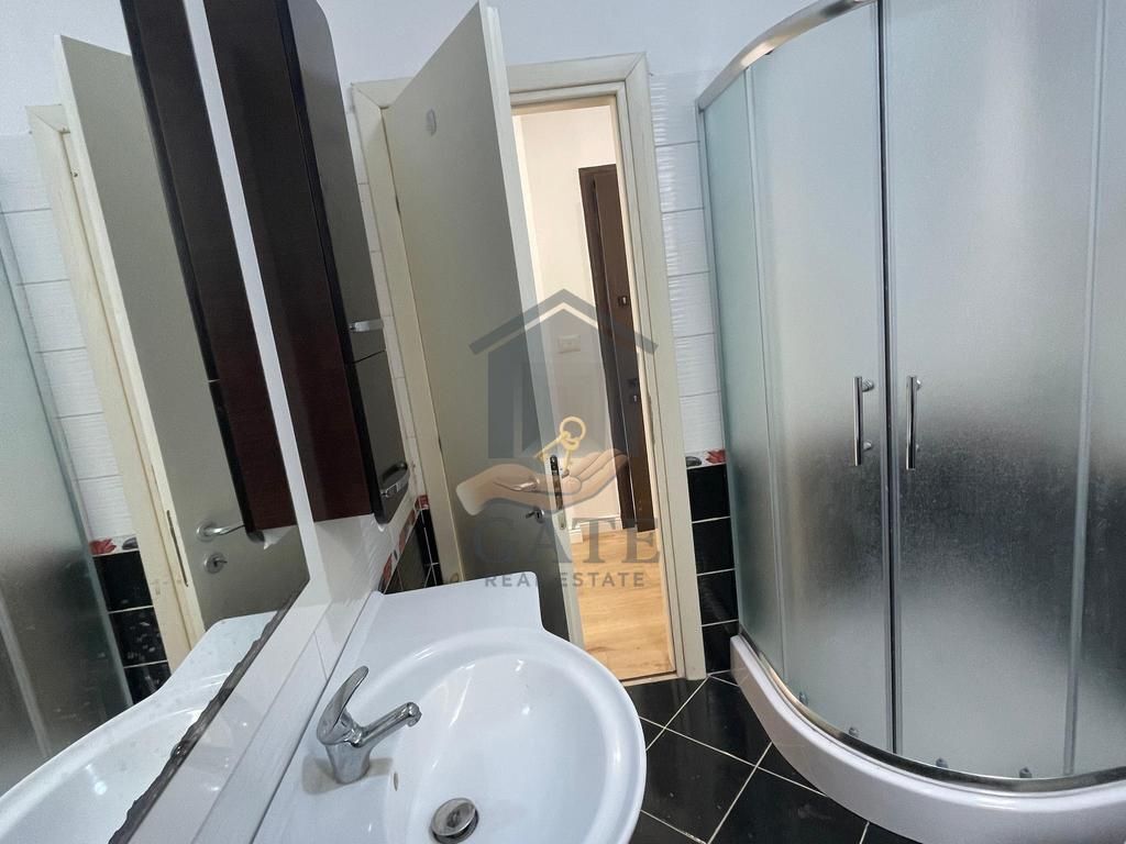 Jepet me qira apartament 2+1 me dy ballkone dhe dy tualete në zonën e Ish URT