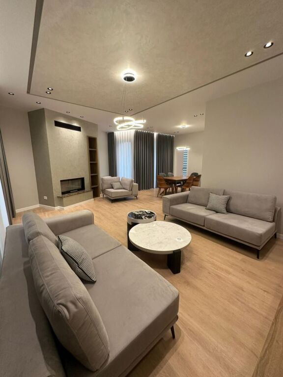 🏡  Green Valley, Liqeni i Thatë – Vilë me Qira