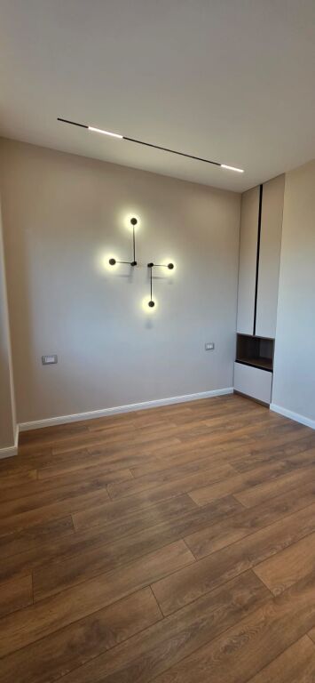 Ekskluzive!!!Apartament 2+1+2 Poste parkimi ne shitje tek Tower Bridge ne Tirane