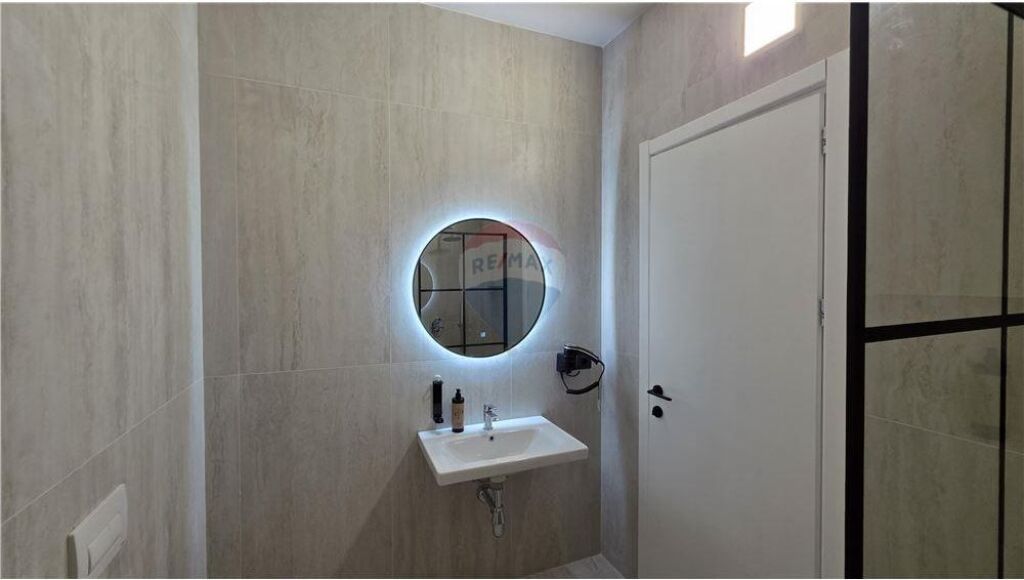 🌊 APARTAMENT LUKSOZ 1+1 NË SHITJE – LUNGOMARE, VLORË 🏖️