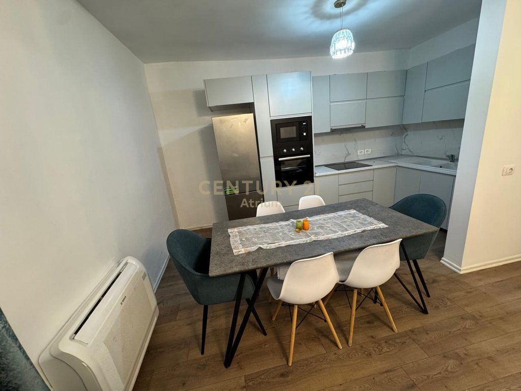 JEPET SHTEPI PRIVATE ME QERA PRANE RRETHIT TE SHKOZES NE VIJE TE PARE ME UNAZEN E MADHE