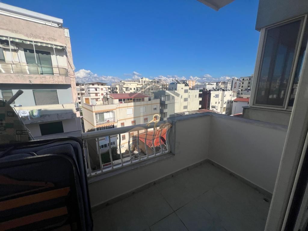 Shitet garsoniere në vijë të dytë nga deti