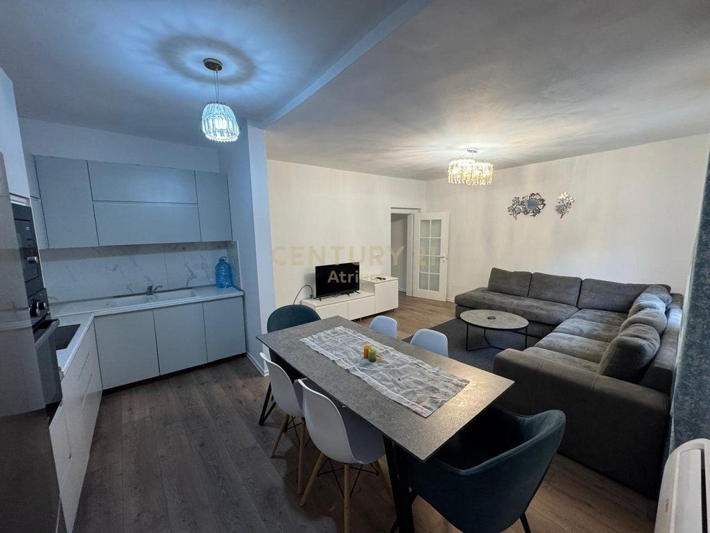 JEPET SHTEPI PRIVATE ME QERA PRANE RRETHIT TE SHKOZES NE VIJE TE PARE ME UNAZEN E MADHE