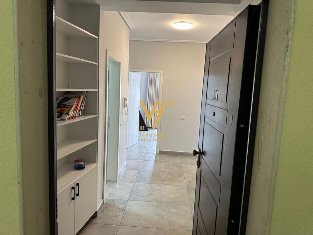 JEPET ZYRE 130 M2 ME QERA TE KOMPLEKSI OLIMPIK 95.000 LEKE