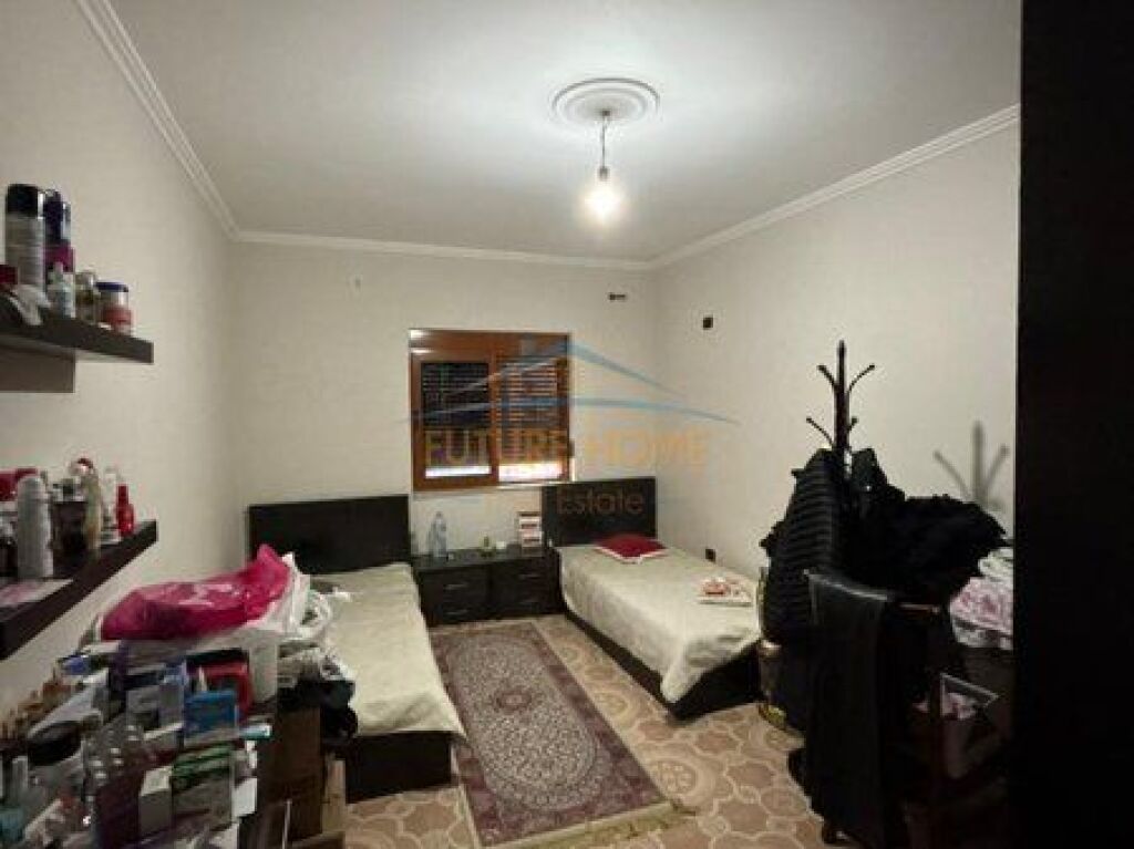 Shitet, Apartament 2+1+2, Komuna e Parisit, Tiranë