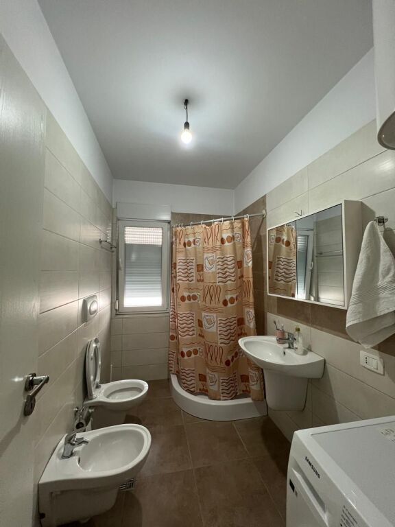 🏢21 Dhjetori,Kompleksi Kontakt affitta un appartamento 1+1 arredato.55,000Leke    