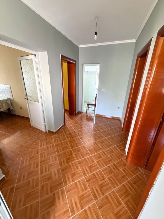 Jepet Me Qera Apartament 2+1 , Uje,Drita Te Perfshira Ne Cmim!