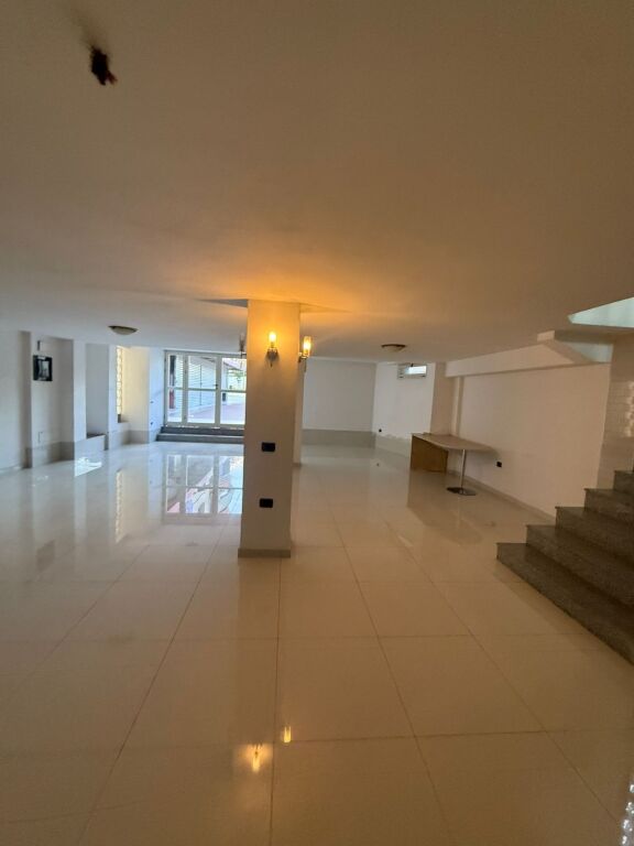 GODINË 5-KATËSHE ME QERA “LAPRAK” 15.000 EURO