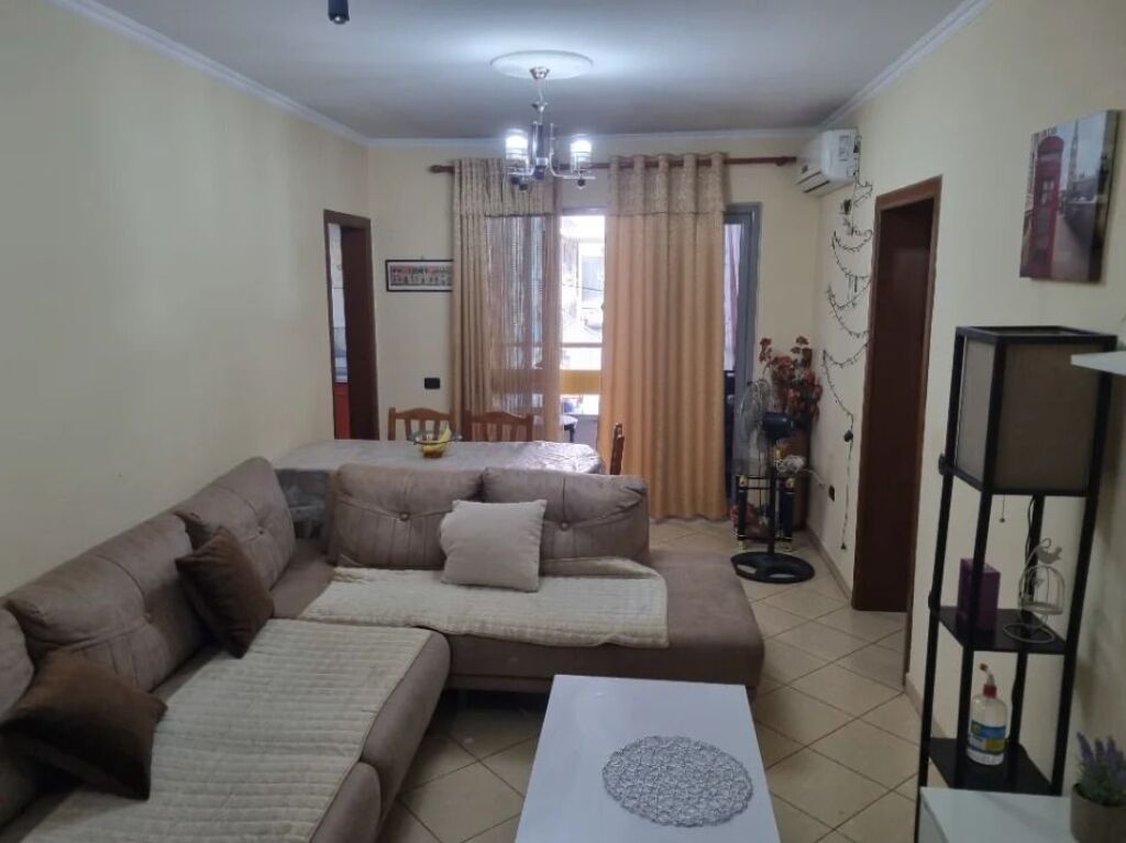 Apartament me qera - Pallati me shigjeta