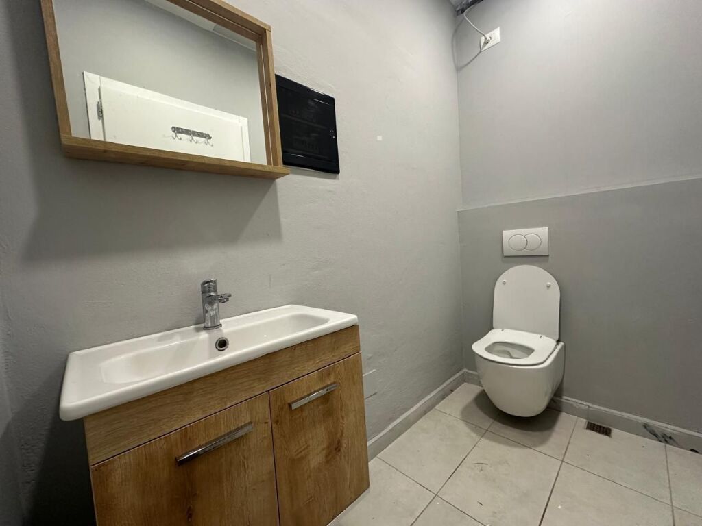 OKAZION - TIRANE PRANE SHKOLLES SE KUQE, SHITET DYQNE+ MAGAZINE + PARKIME Per Tipologji Te Ndryshme Biznesi!!! Prona ndodhet ne katin 0 dhe -1