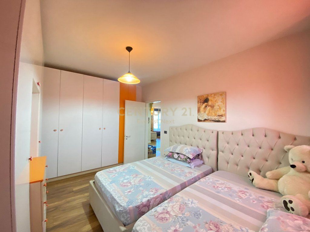 Shitet Apartament 2+1+2 ne Xhamllik