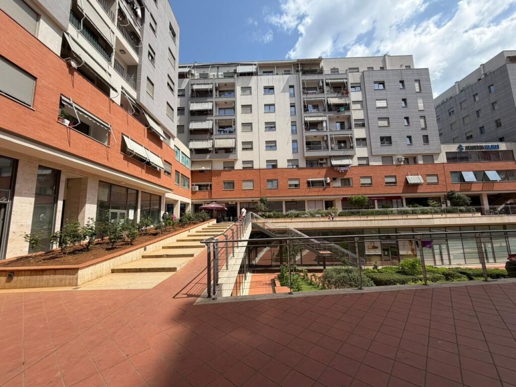 Ambient biznesi per qira tek Kompleksi Tower Bridge 3 tek Oxhakut.