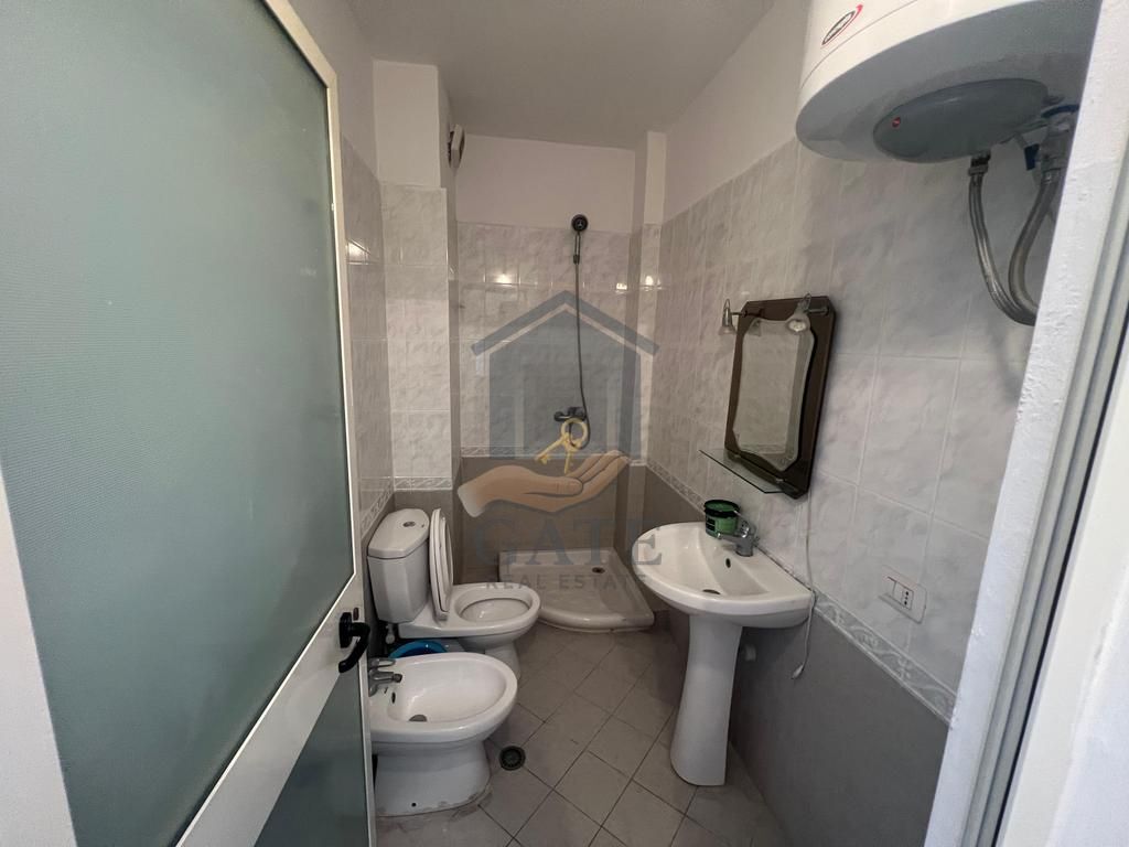 Shitet garsoniere në vijë të dytë nga deti