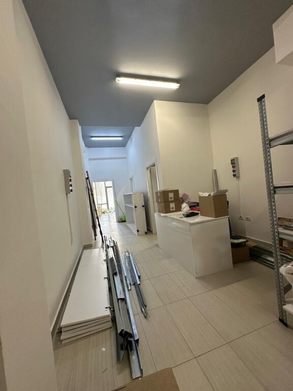 OKAZION - TIRANE PRANE SHKOLLES SE KUQE, SHITET DYQNE+ MAGAZINE + PARKIME Per Tipologji Te Ndryshme Biznesi!!! Prona ndodhet ne katin 0 dhe -1