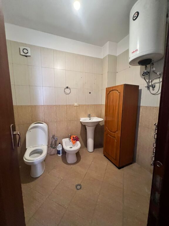 Jepet me qera apartament per zyre ne Astir