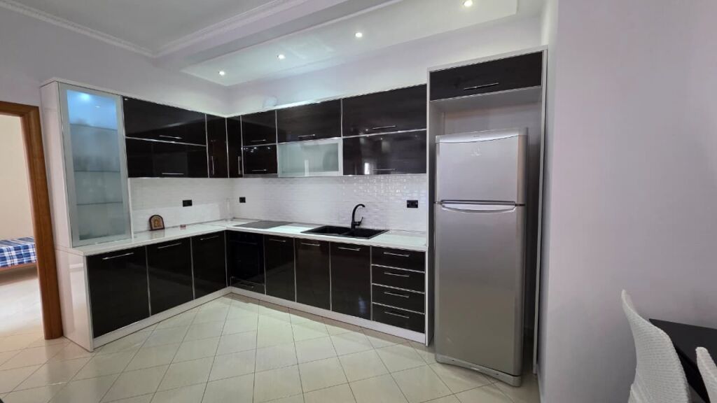 🏡 APARTAMENT 3+1+2 ME QIRA – QENDËR, VLORË