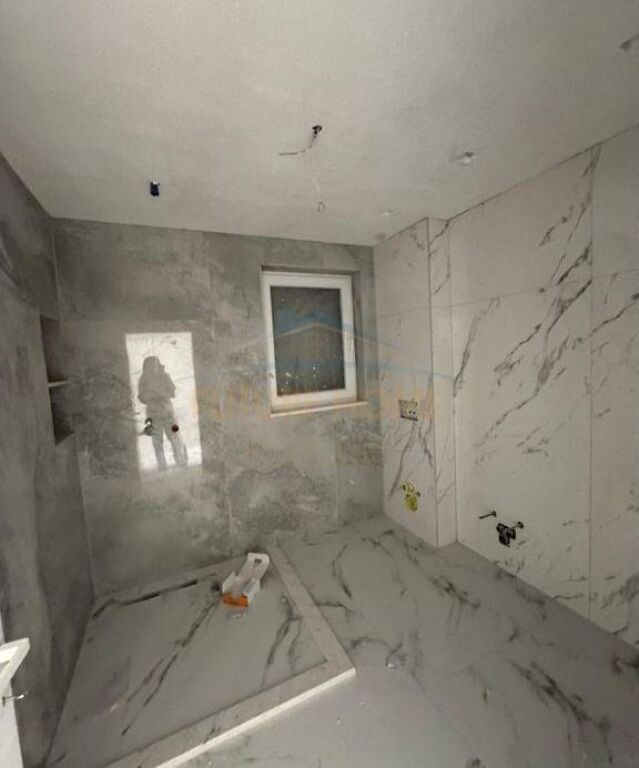 Shitet, Duplex , Fresk , Tiranë