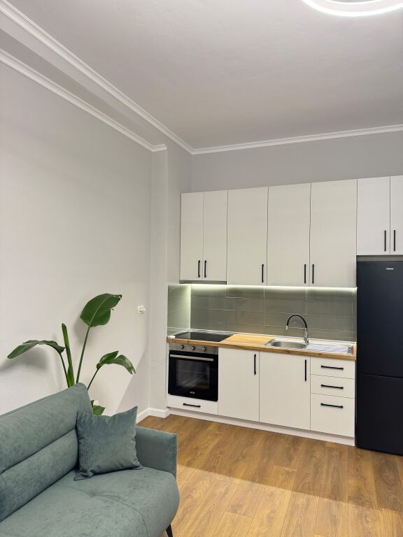 Shitet apartament 1+1 tek Restorant Fresku