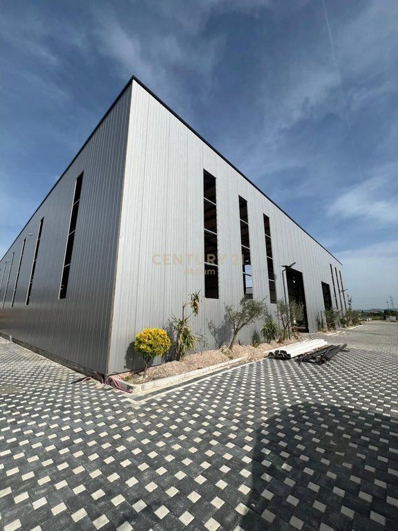 Industrial Warehouse for Rent, Large Space  Functional Yard