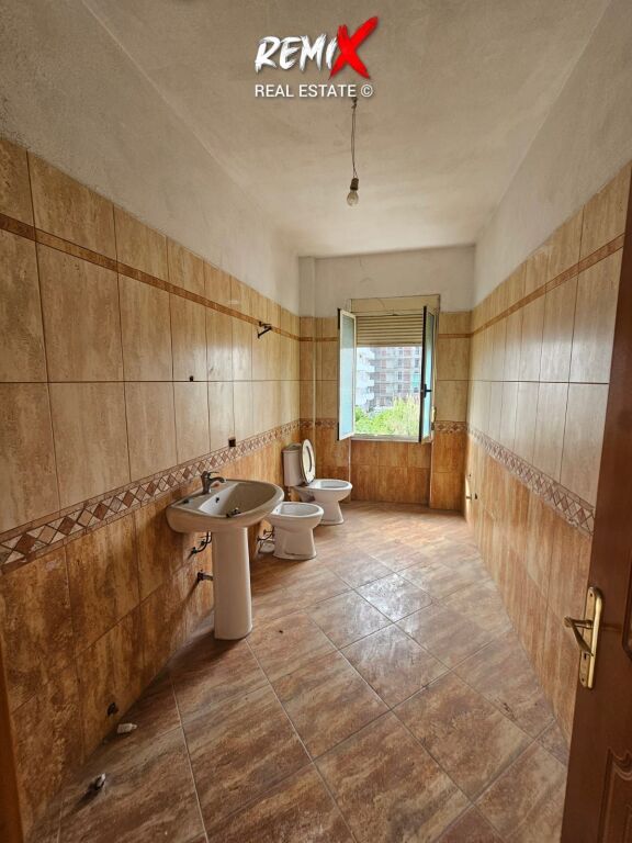 🏢 OBJEKT MULTIFUNKSIONAL PËR SHITJE – BUZË RRUGE KRYESORE, ALEKSANDËR GOGA, DURRËS