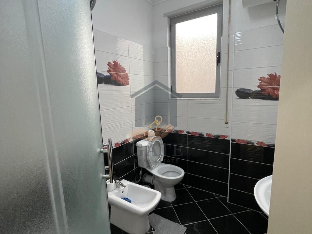 Jepet me qira apartament 2+1 me dy ballkone dhe dy tualete në zonën e Ish URT