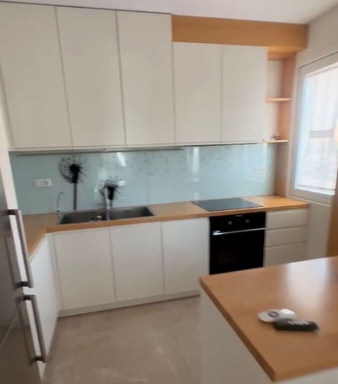 Apartament 3+1+ 2 Poste Parkimi tek Komuna prane Kristalit!
