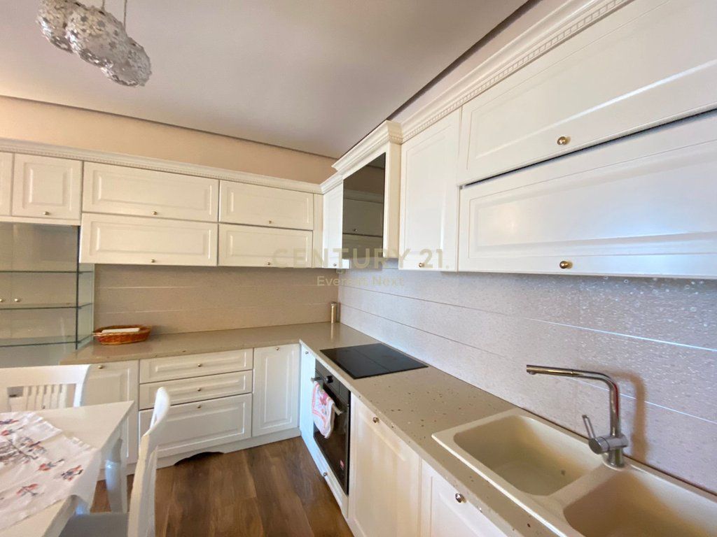 Shitet Apartament 2+1+2 ne Xhamllik