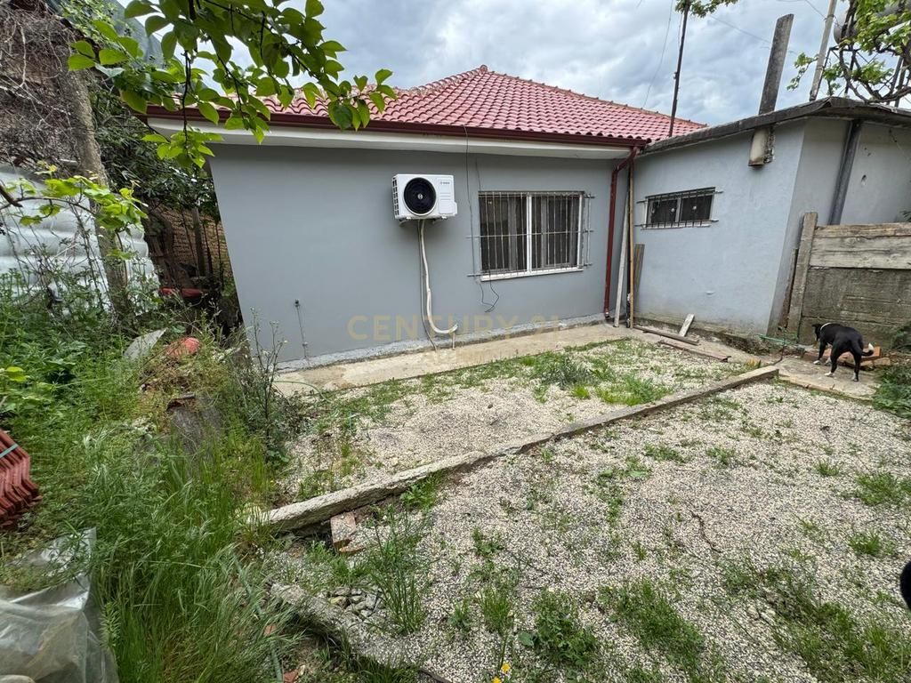 JEPET SHTEPI PRIVATE ME QERA PRANE RRETHIT TE SHKOZES NE VIJE TE PARE ME UNAZEN E MADHE