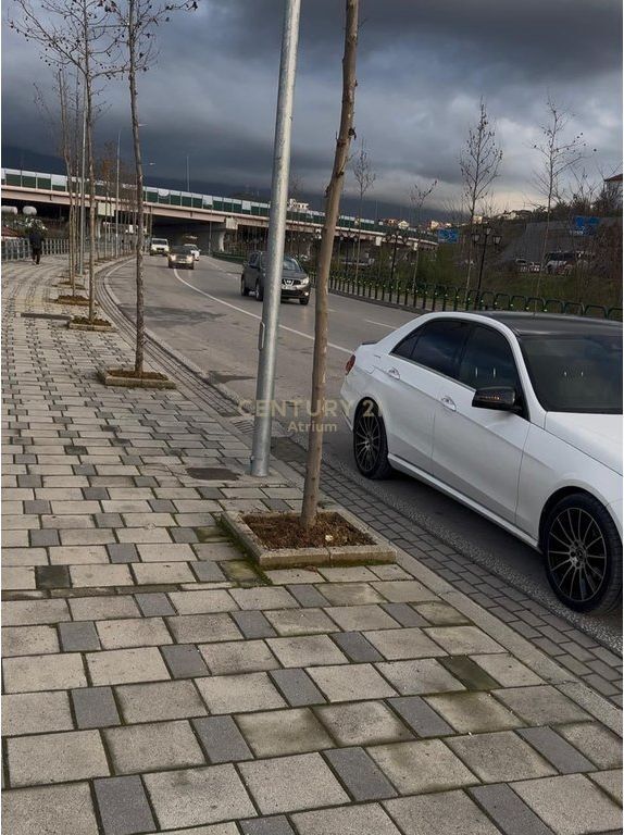 JEPET SHTEPI PRIVATE ME QERA PRANE RRETHIT TE SHKOZES NE VIJE TE PARE ME UNAZEN E MADHE