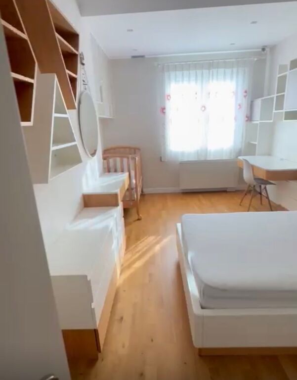 Apartament 3+1+ 2 Poste Parkimi tek Komuna prane Kristalit!
