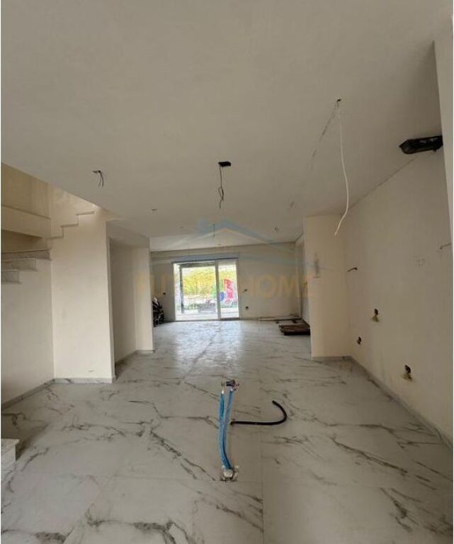Shitet, Duplex , Fresk , Tiranë