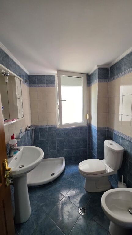 🏡 APARTAMENT 3+1+2 ME QIRA – QENDËR, VLORË