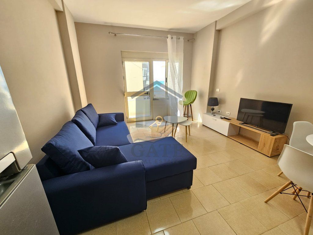 Shitet, Garzoniere Në Plazh Hekurudha Pranë Hotel Adriatik