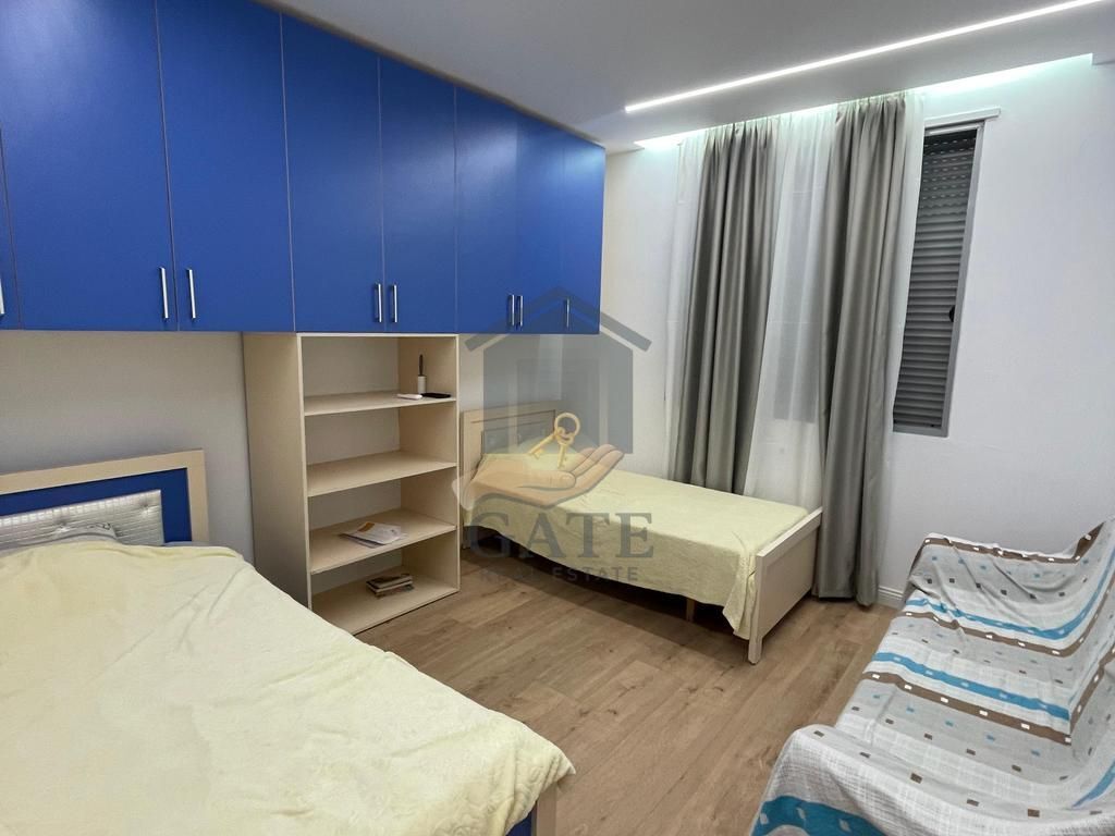 Jepet me qira apartament 2+1 me dy ballkone dhe dy tualete në zonën e Ish URT