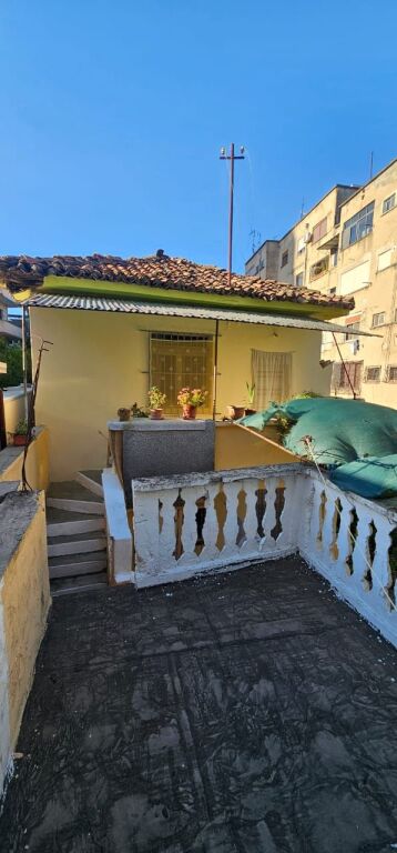 Shitet vile 2 kateshe bashk me 2 dydane prane Gjykates Durres