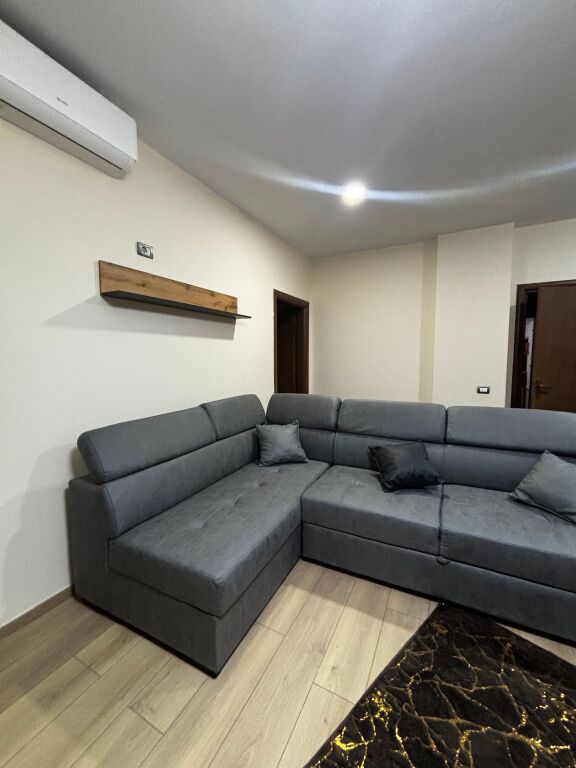 SHTËPI ME QERA – RRUGA E KAVAJËS (PËRBALLË DELIJORGJIT)